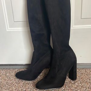 Gorgeous thigh high black heeled boots.Impeccable condition w/no imperfections